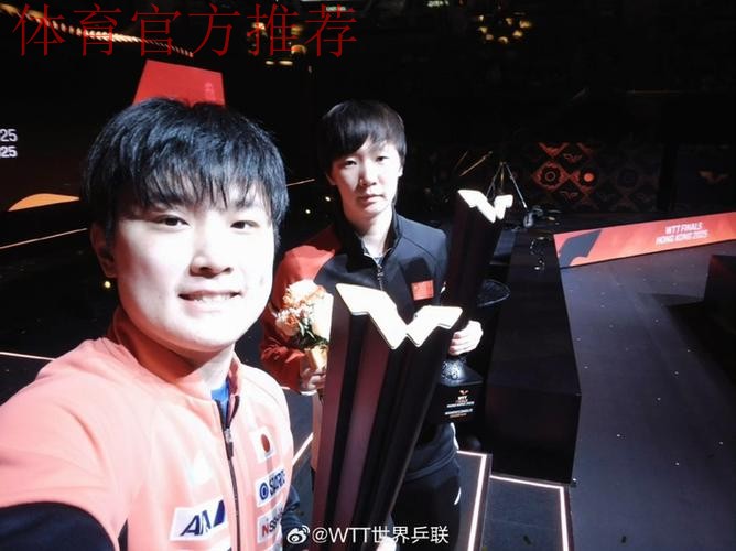 冠军合影！王曼昱表情严肃没笑，张本智和窘态百出，英文感谢香港球迷